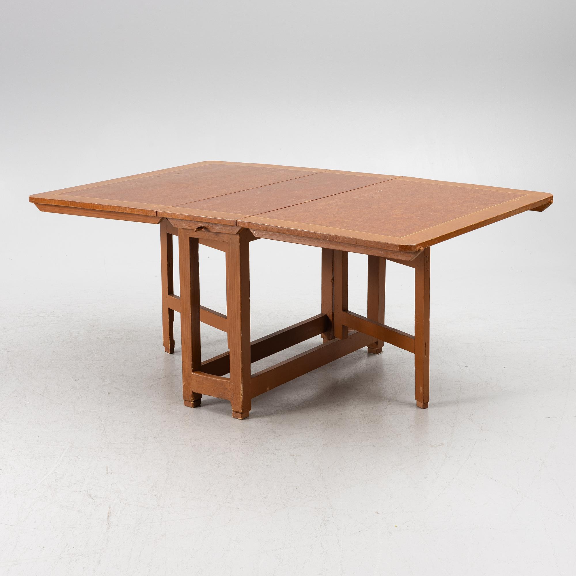 A drop-leaf table, 19th century.