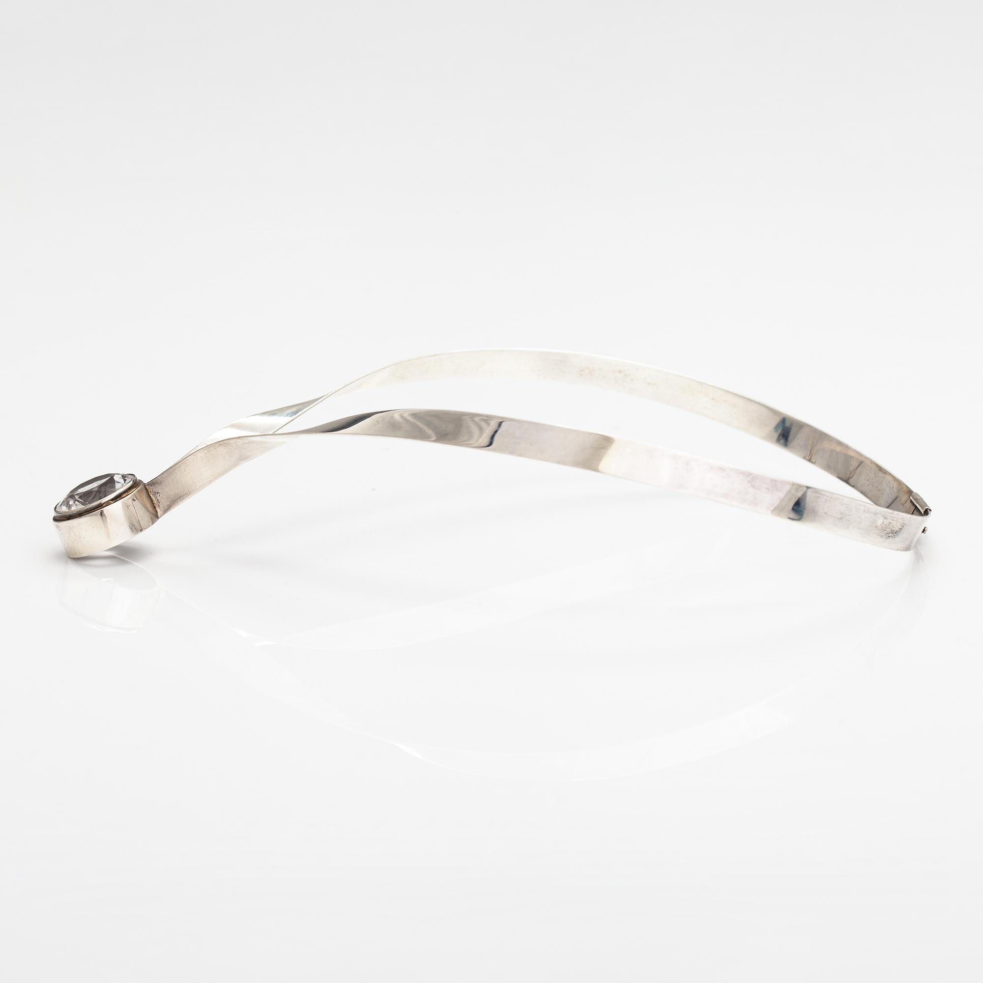 Kaulakoru, sterlinghopeaa ja vuorikristalli. Kaunis Koru, Helsinki 1972.