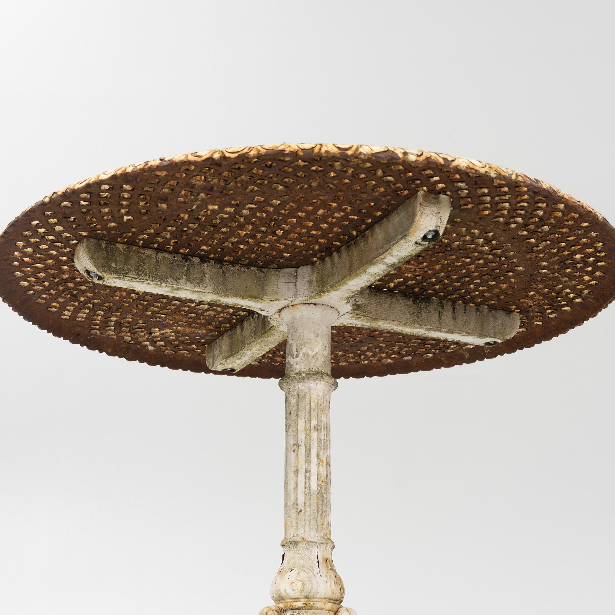 A cast iron garden table, first half of the 20th Century.