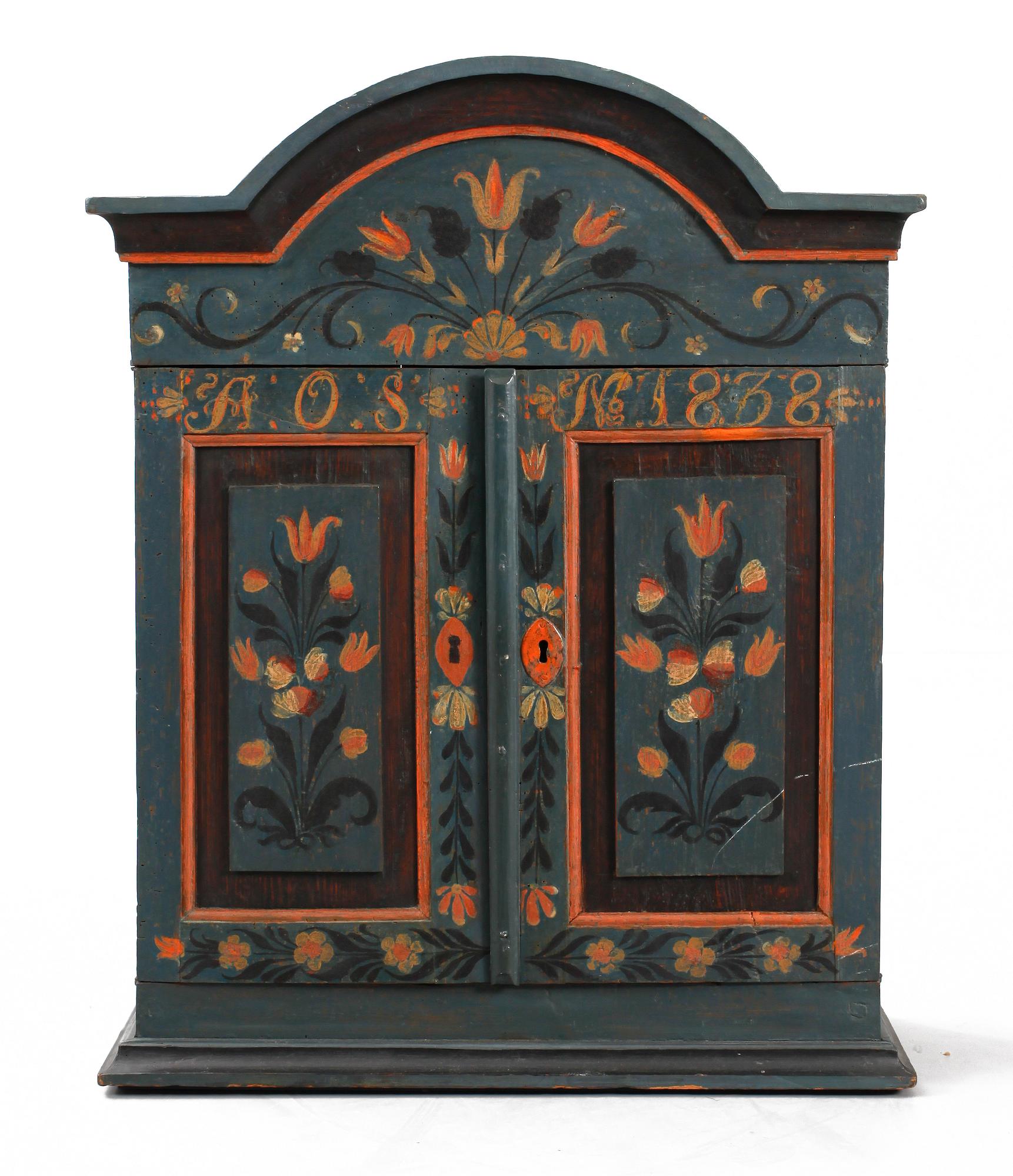 HÄNGSKÅP. Allmoge, 1800-tal.