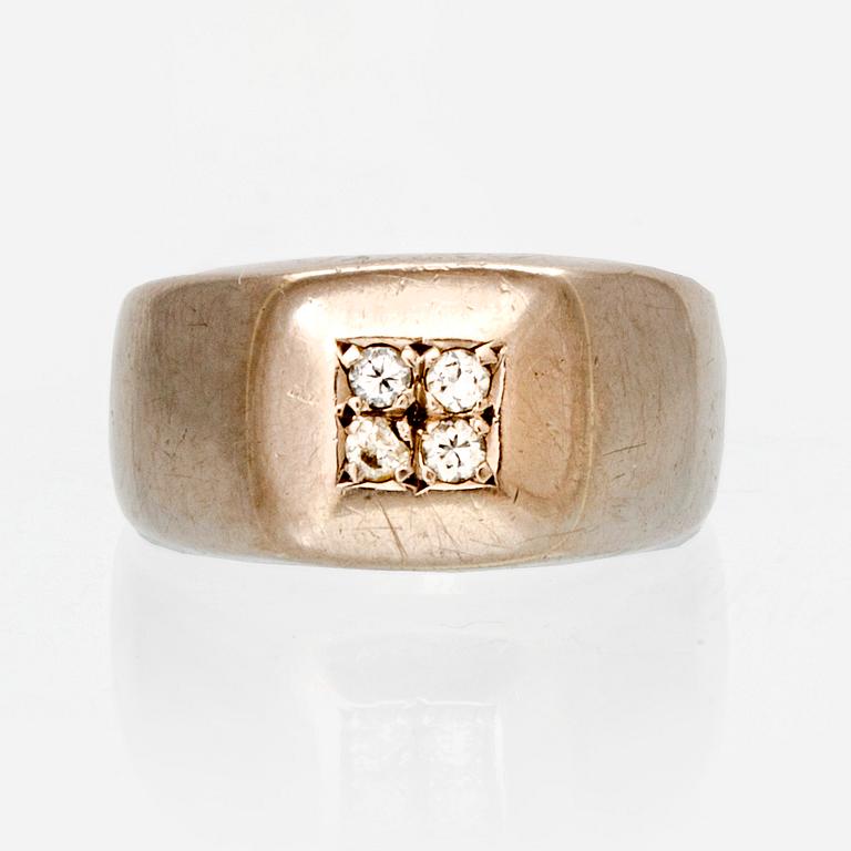 An 18K white gold ring with round brilliant cut diamonds.