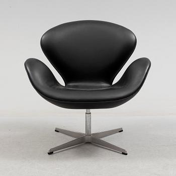 ARNE JACOBSEN, fåtölj, "Svanen", för Fritz Hansen 2001.