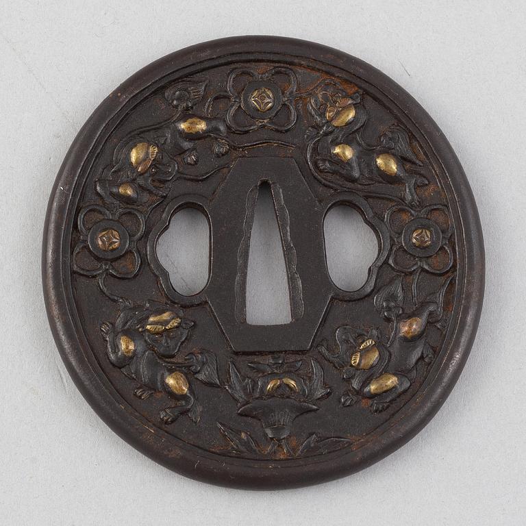 Tsuba, tre stycken, mumei, Japan 1800-tal.