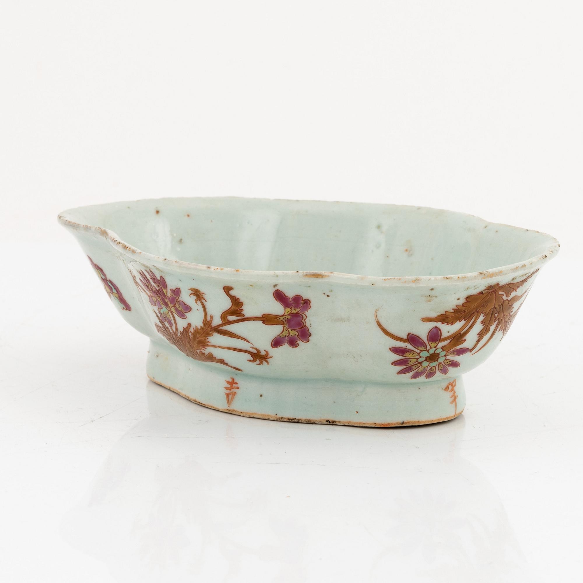 A porcelaine bowl, China, late 18th century.