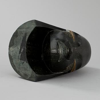 OKÄND KONSTNÄR, skulptur, bowenit, mässing, monogramsignering, 1980-tal.