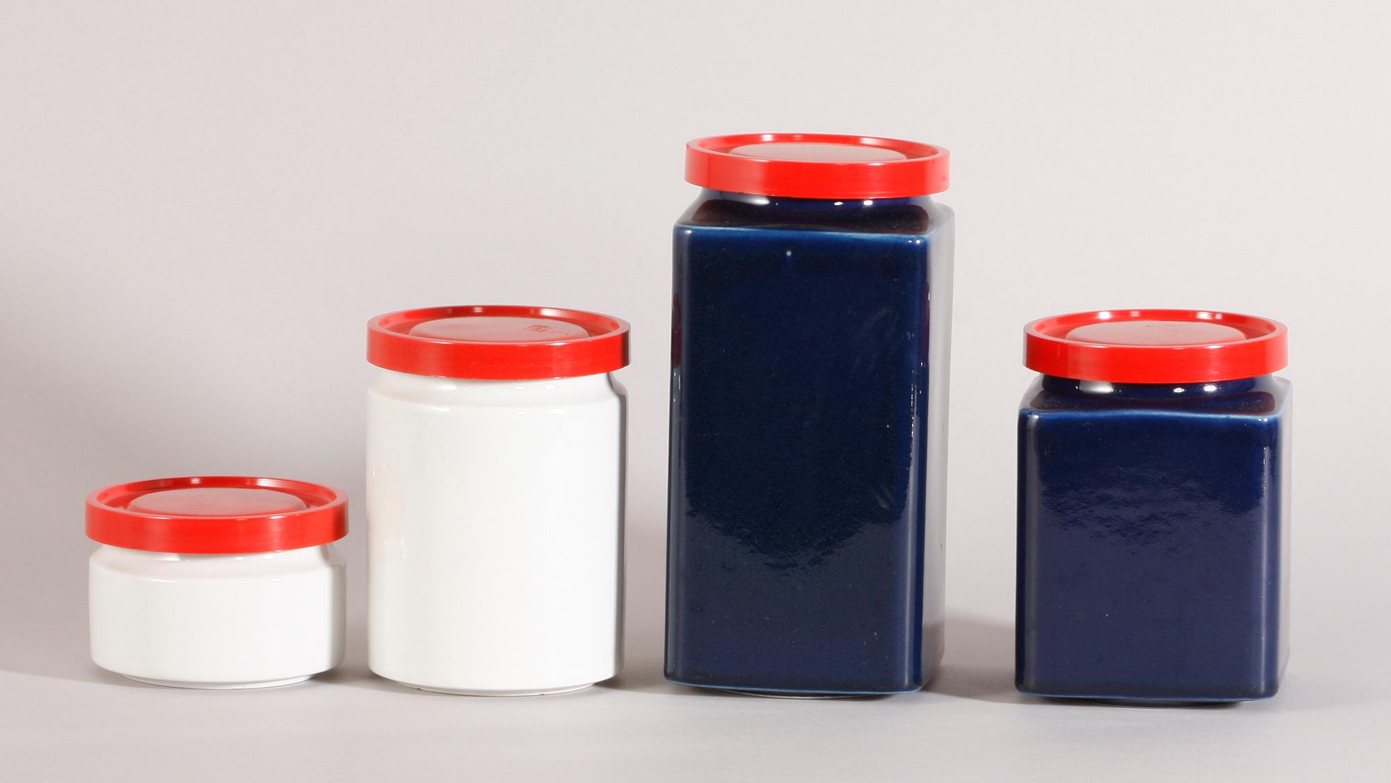 BURKAR MED LOCK, 4 st Porslin och plast. Arabia 50-tal.