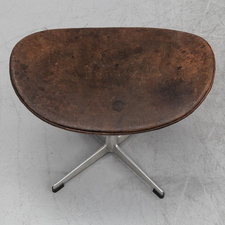 ARNE JACOBSEN, an 'Egg' leather covered easy chair and ottoman, Fritz Hansen, Denmark.