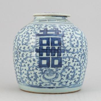 A blue and white jar, Qing dynasty, 19th Century.