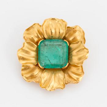 A circa 22.50 ct emerald brooch.