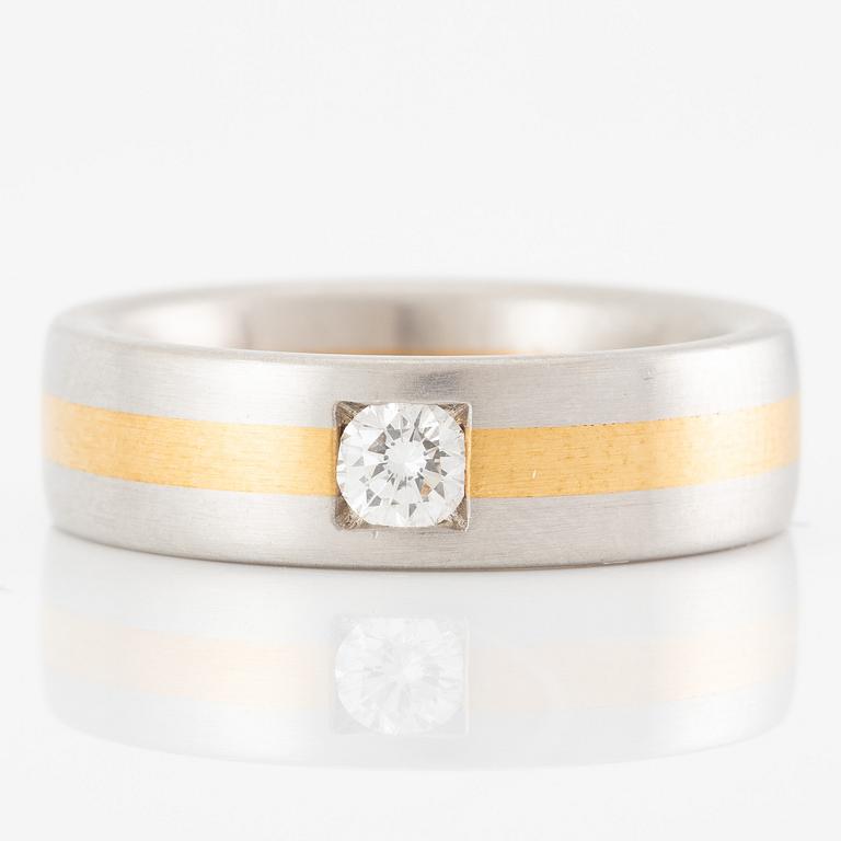Ring in platinum and 18K gold set with a brilliant-cut diamond.