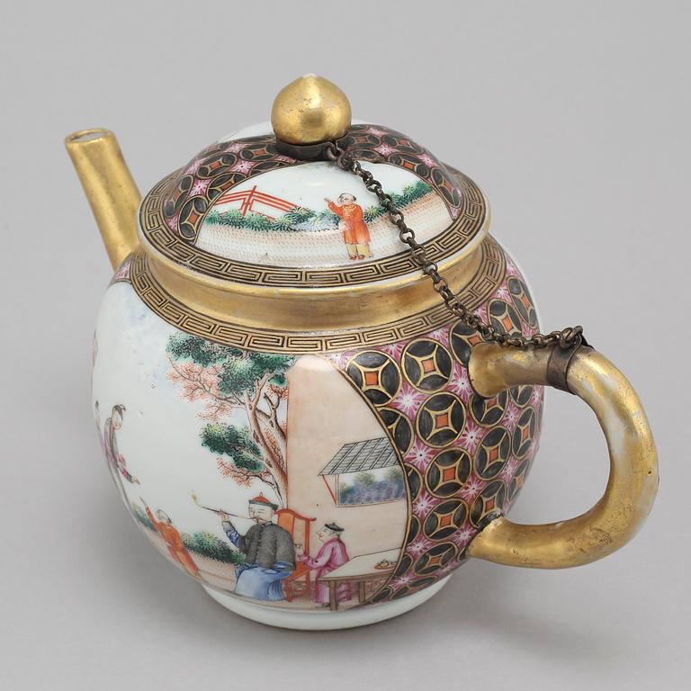 A chinese  teapot with cover, Qing dynasty, Qianlong (1736-95).