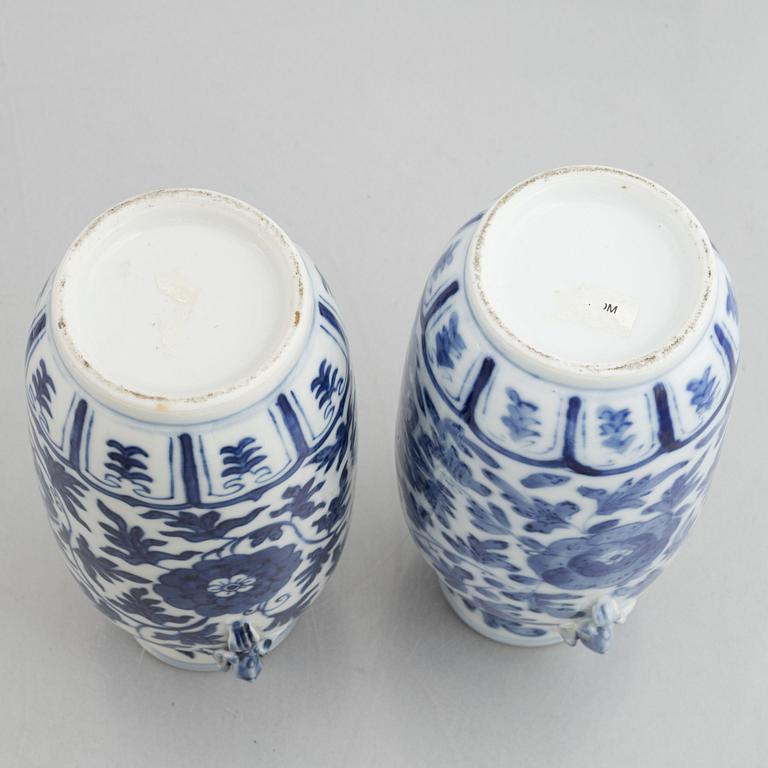 A pair of Chinese blue and white porcelain vases with covers, Qing dynasty, 19th century.