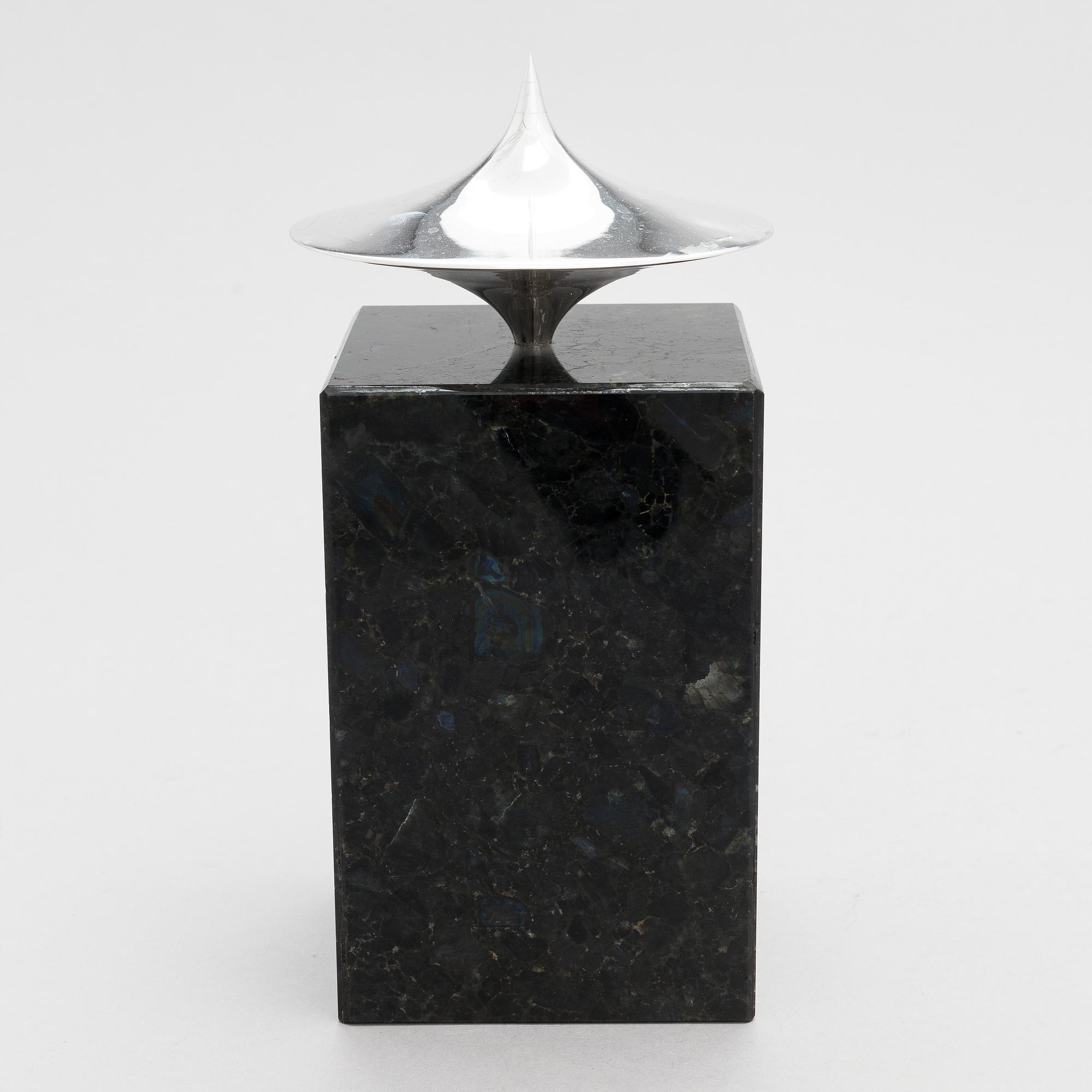 Pekka Piekäinen, veistos, anortosiitti ja hopea, leimattu 1999 Platinoro, Turku.