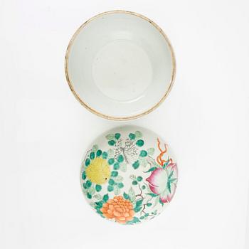 A famille rose peaches and flowers box with cover, late Qing dynasty.