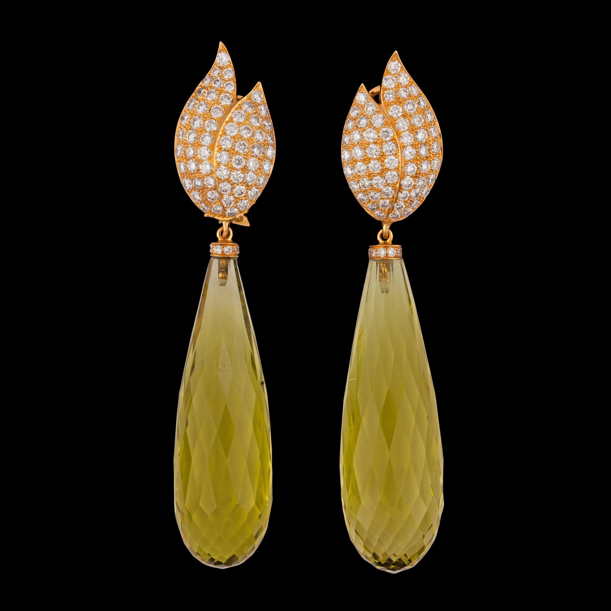 ÖRHÄNGEN, briolettslipad limekvarts, 55.92 ct, med briljantslipade diamanter, tot. 1.68 ct.