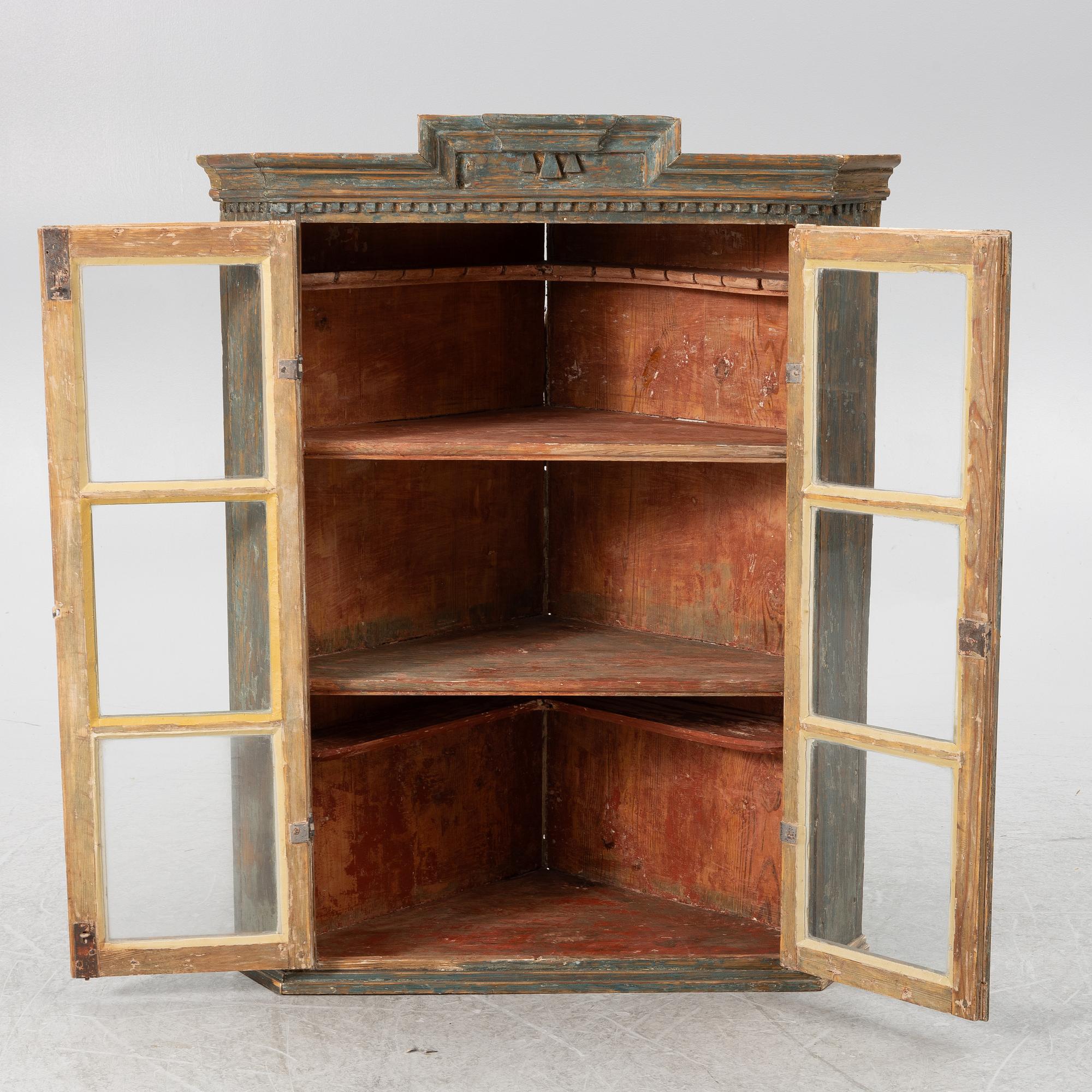 Corner cupboard/wall cabinet 18th century.