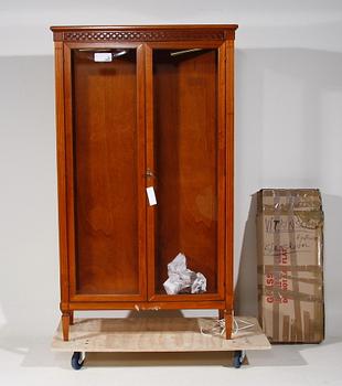 VITRINSKÅP, gustaviansk stil, 1900-talets andra hälft.