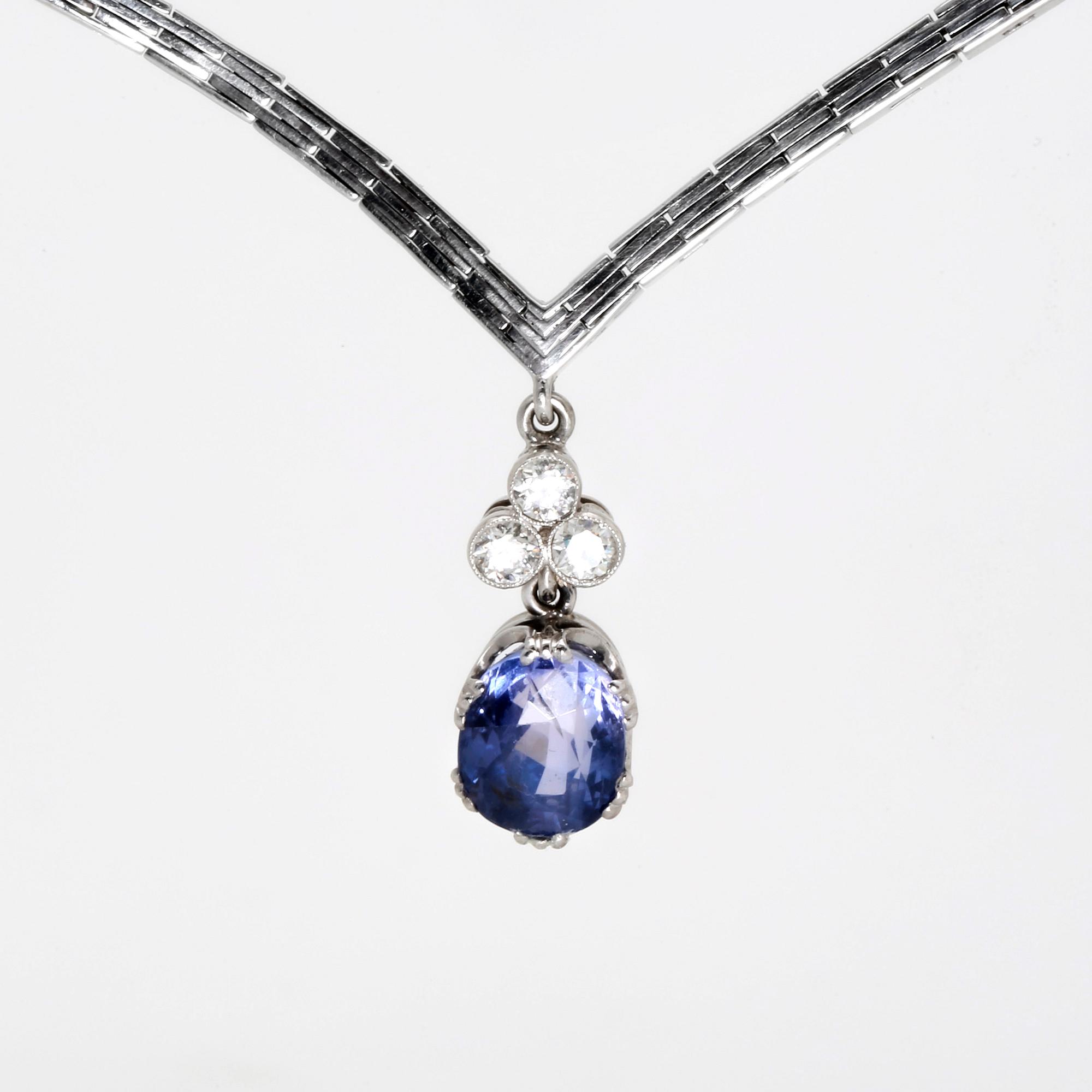 Necklace 18K whitegold with 1 purple-blue sapphire approx 6 ct  and 3 brilliant-cut diamonds approx 0,40 ct in total.