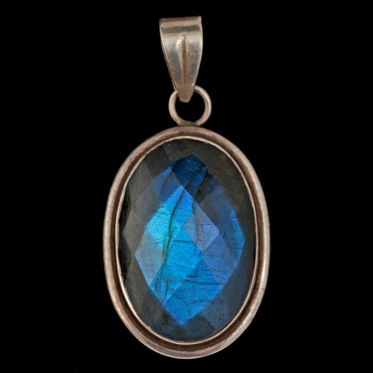 PARTI SMYCKEN, 3 delar, silver med cabochon resp fasettslipad spektrolit, 1900-talets fjärde kvartal. Vikt 30 g.