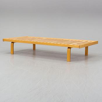 A daybed by Alvar Aalto.