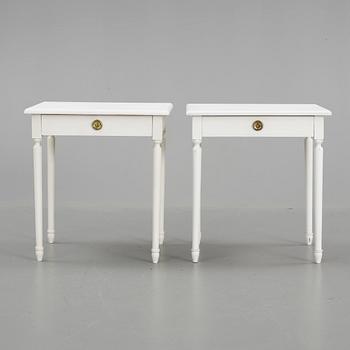 SÄNGBORD, ett par, gustaviansk stil, 1900-talets andra hälft.