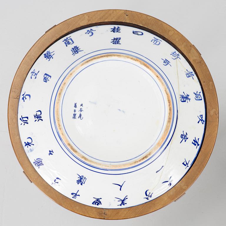 Bord med porslinsfat, ett par, Europa & Japan. omkring år 1900.