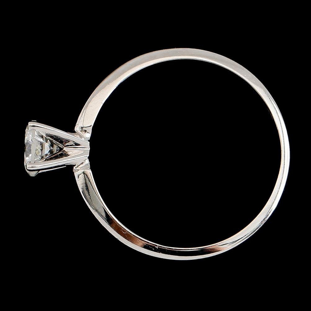 RING, 14 k vitguld, solitär briljantslipade diamant ca 0.50 ct.