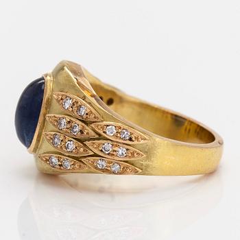 Torbjörn Tillander, ring, 18K guld, cabochonslipad safir och diamanter, Helsingfors 1985.