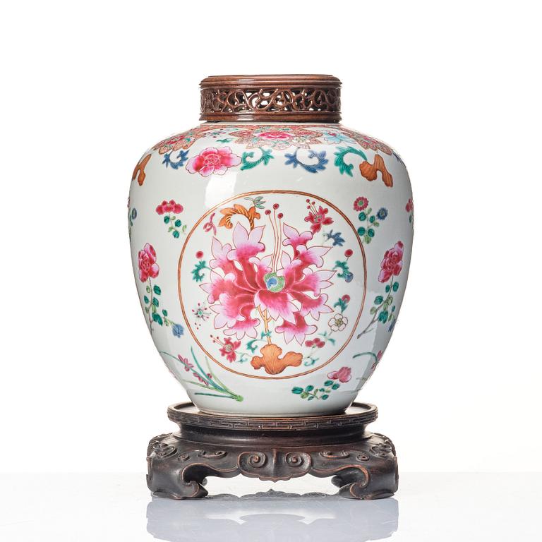 A famille rose jar, Qing dynasty, Qianlong (1736-95).