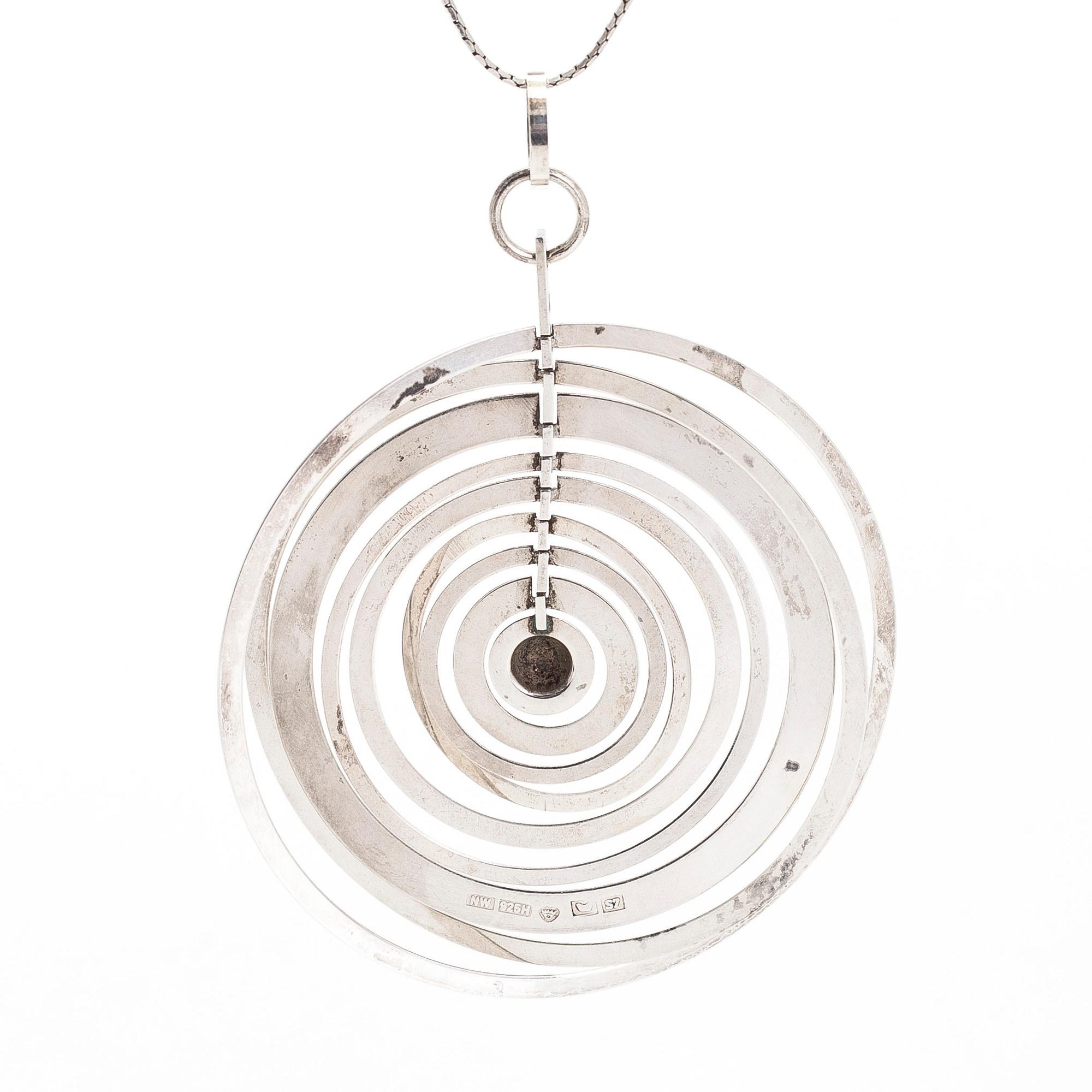 Tapio Wirkkala, hänge "Silvermåne", sterling silver, Westerback, Helsingfors 1971, kedja medföljer.