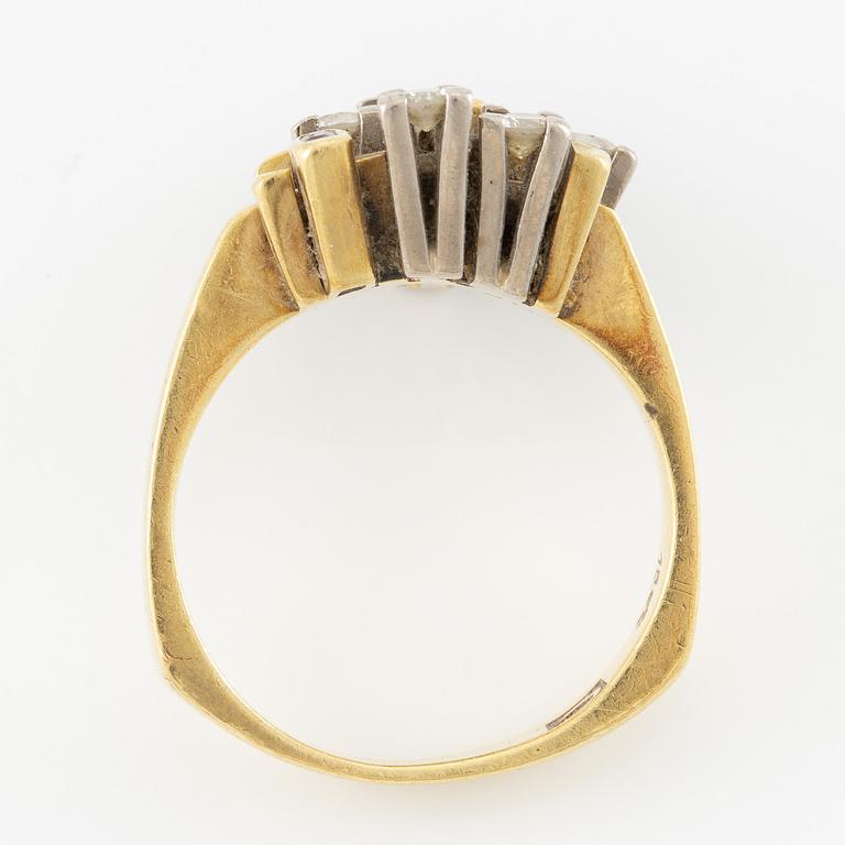 Ring, 18K guld med safir, gammal- och briljantslipade diamanter och rubiner.