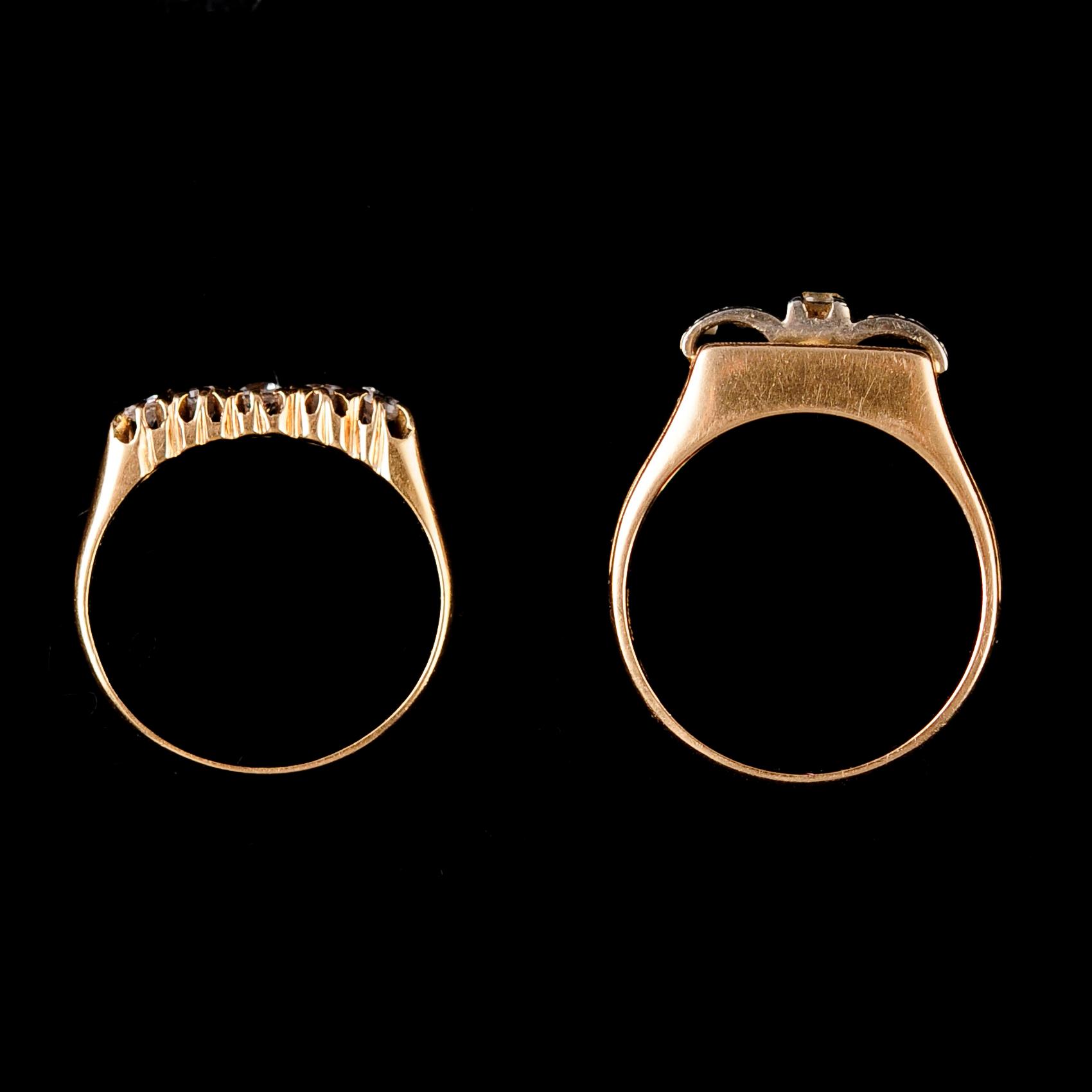 RINGAR, 2 st, 18 k, med vita stenar. Tot vikt ca 7 g.