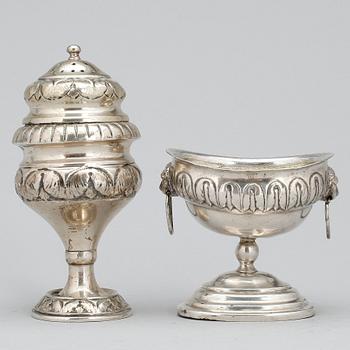 DOFTKAR samt SKÅL PÅ FOT, senempire, silver, otydliga stämplar, en troligen Johan Gerhard Struntze, Köpenhamn ca1820-47.