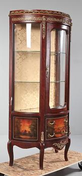 VITRINSKÅP, rokokostil, 1900-tal.