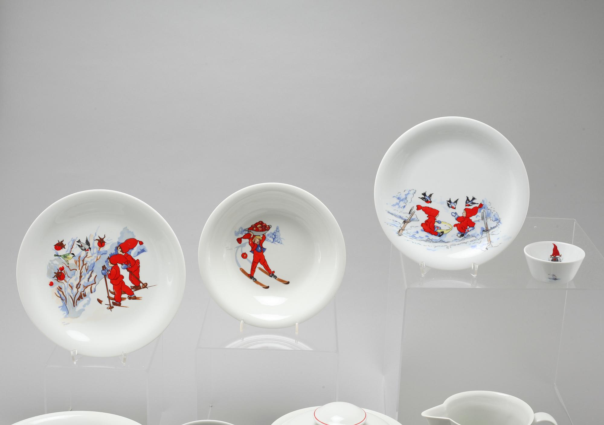 A porcelian set of table ware of 35 pcs, "Tomteul", Rörstrand, 20th century.