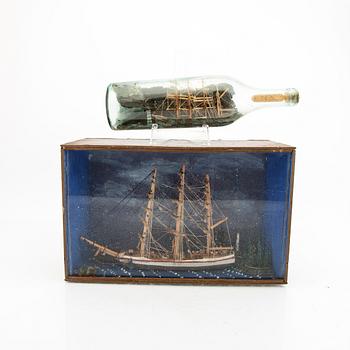 A diorama and a flaskbottle first half of the 20th century.