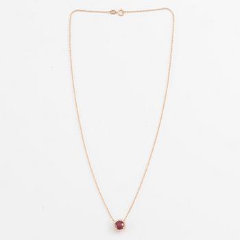 18K gold necklace with ruby and brilliant-cut diamonds.