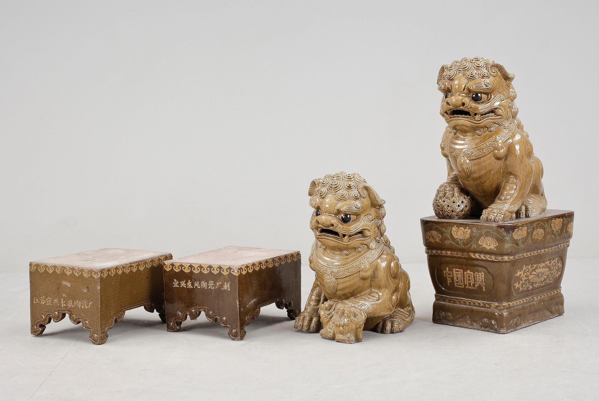 SKULPTURER, ett par, keramik, Kina 1900-tal.