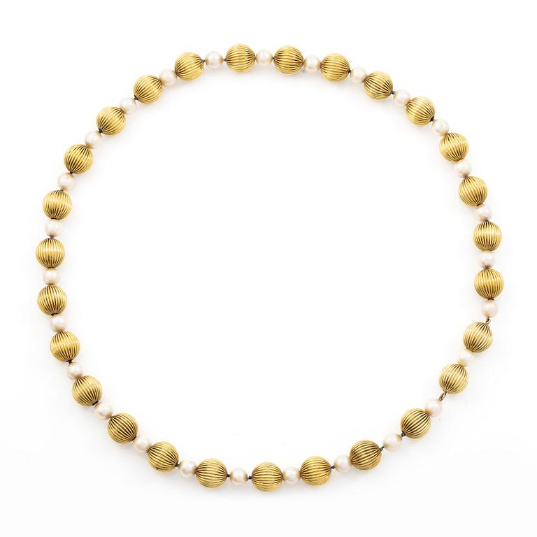 Necklace, 14K gold with cultured pearls.