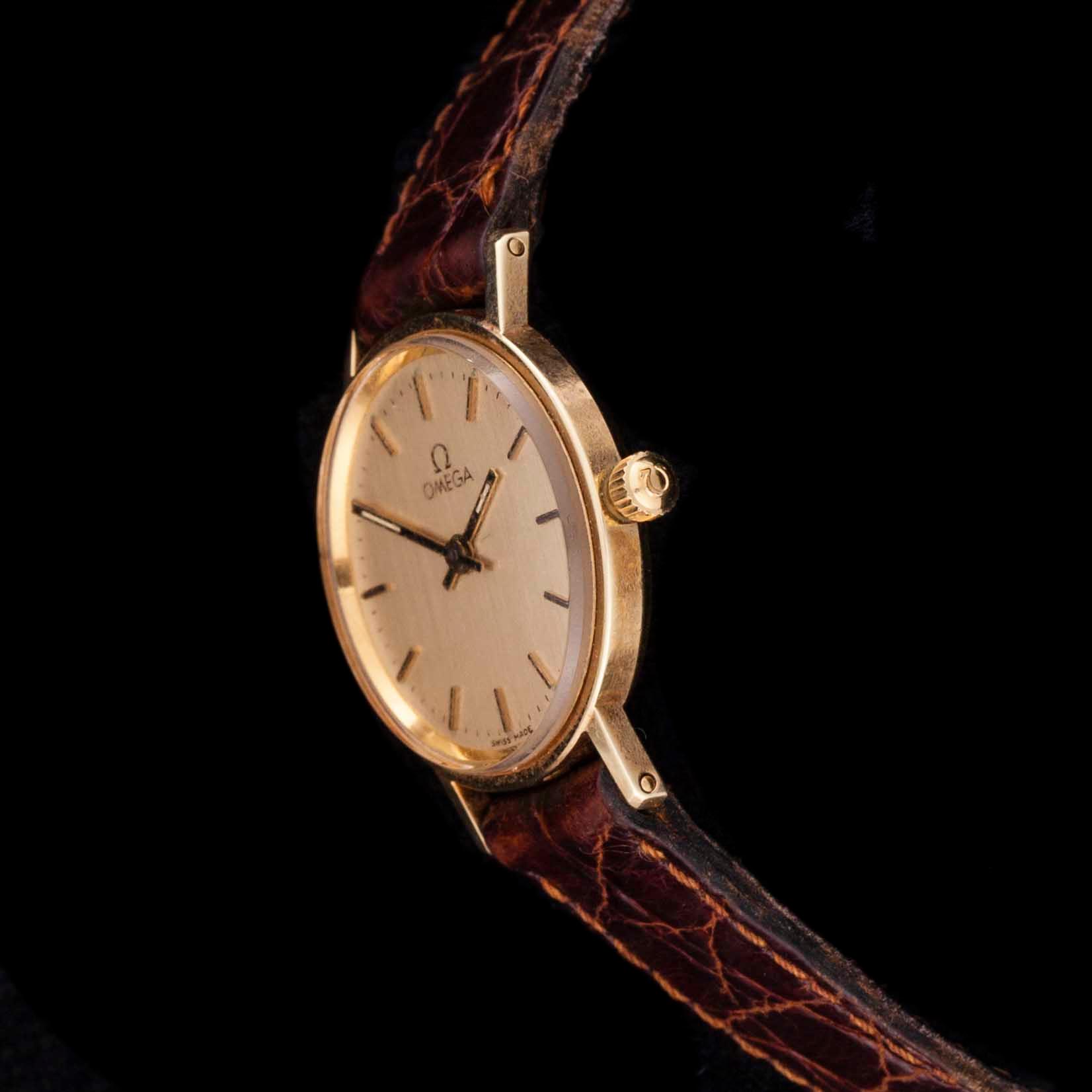 ARMBANDSUR, dam, Omega, guld, läderarmband, original etui.