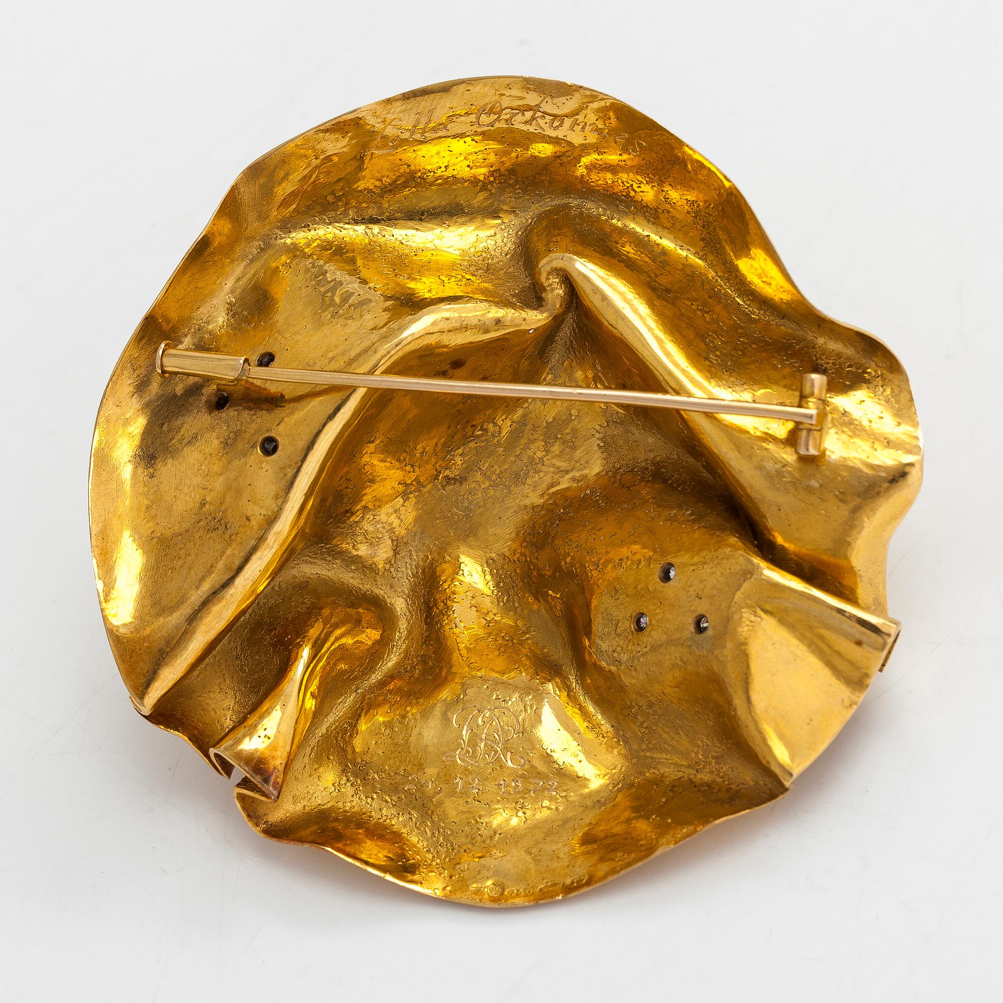 Lotta Orkomies, brosch, 18K guld, briljantslipade diamanter totalt ca 0.79 ct. Tillander, Helsingfors 1972.