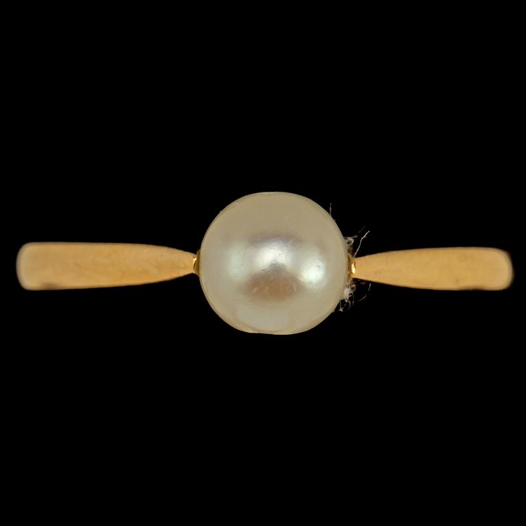 RINGAR, 2 st, guld varav en med odlad pärla, Göteborg, 1900-talets mitt. Tot vikt 7 g.