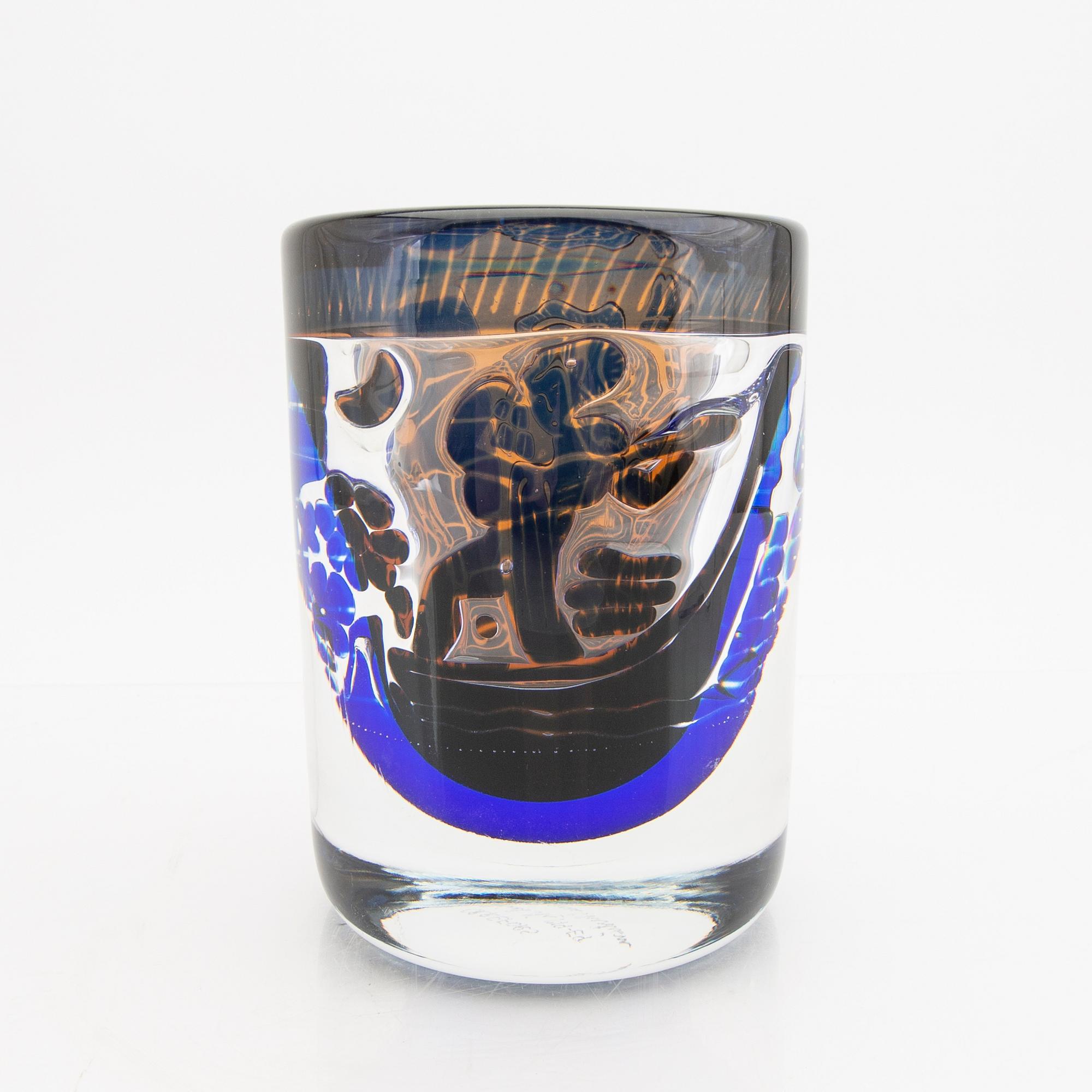An Edvin Öhrström signed Gonodljären glass vase from Orrefors 1979.