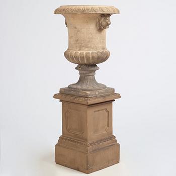 A stoneware garden urn on pedestal by av James Stiff & Sons (Lambeth, London 1834 - 1876).