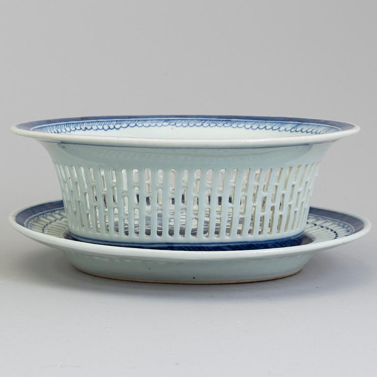 A part dinner export porcelain service, Qing dynasty, 19th century (23 pc).