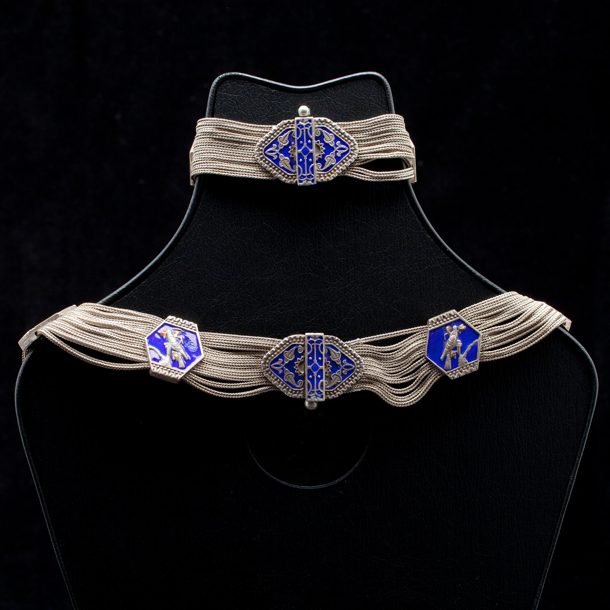 HALSBAND och ARMBAND, silver, emalj,  Mellanöstern, 1900-talets första hälft. Vikt 181 g.