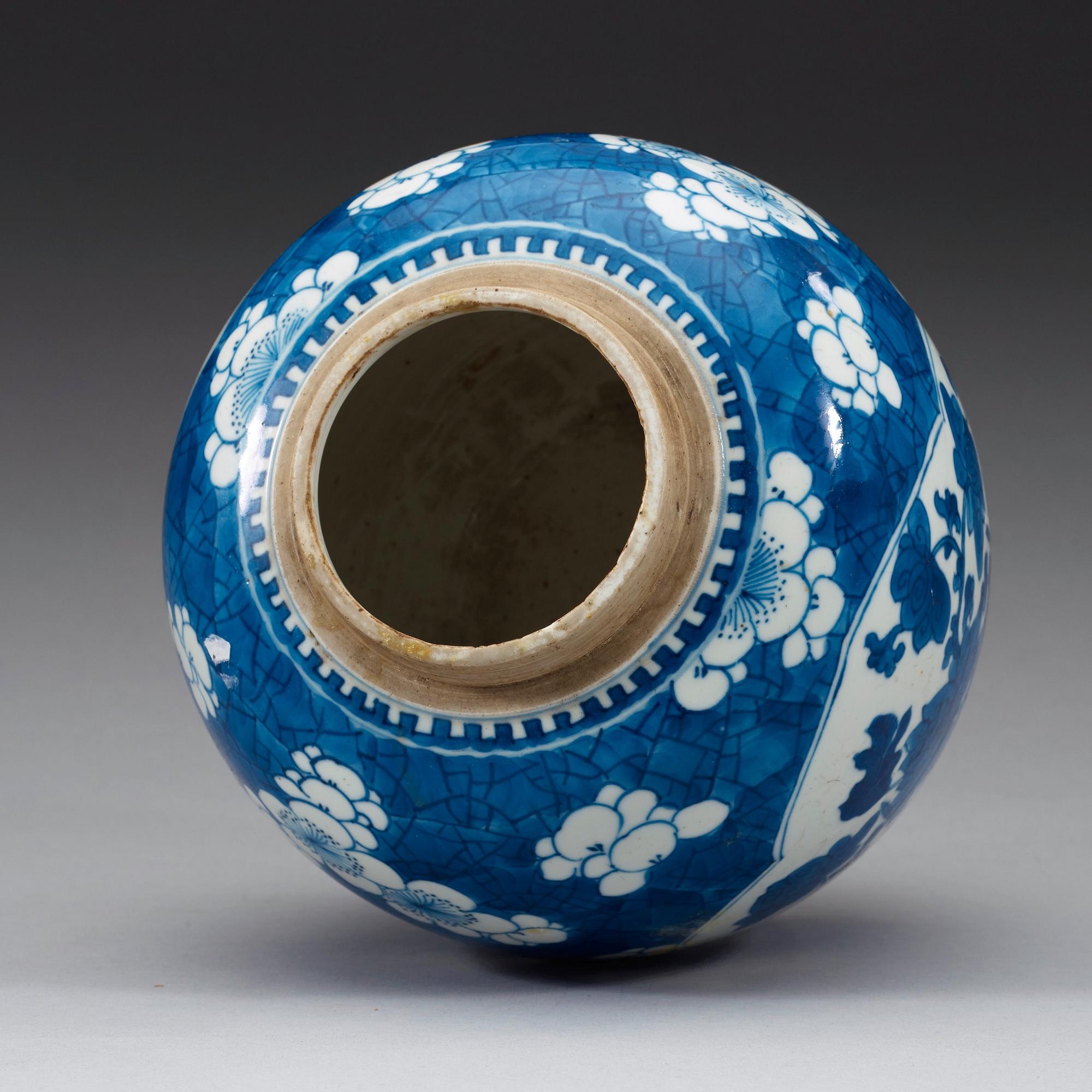 A blue and white jar, Qing dynasty, Kangxi (1662-1722).