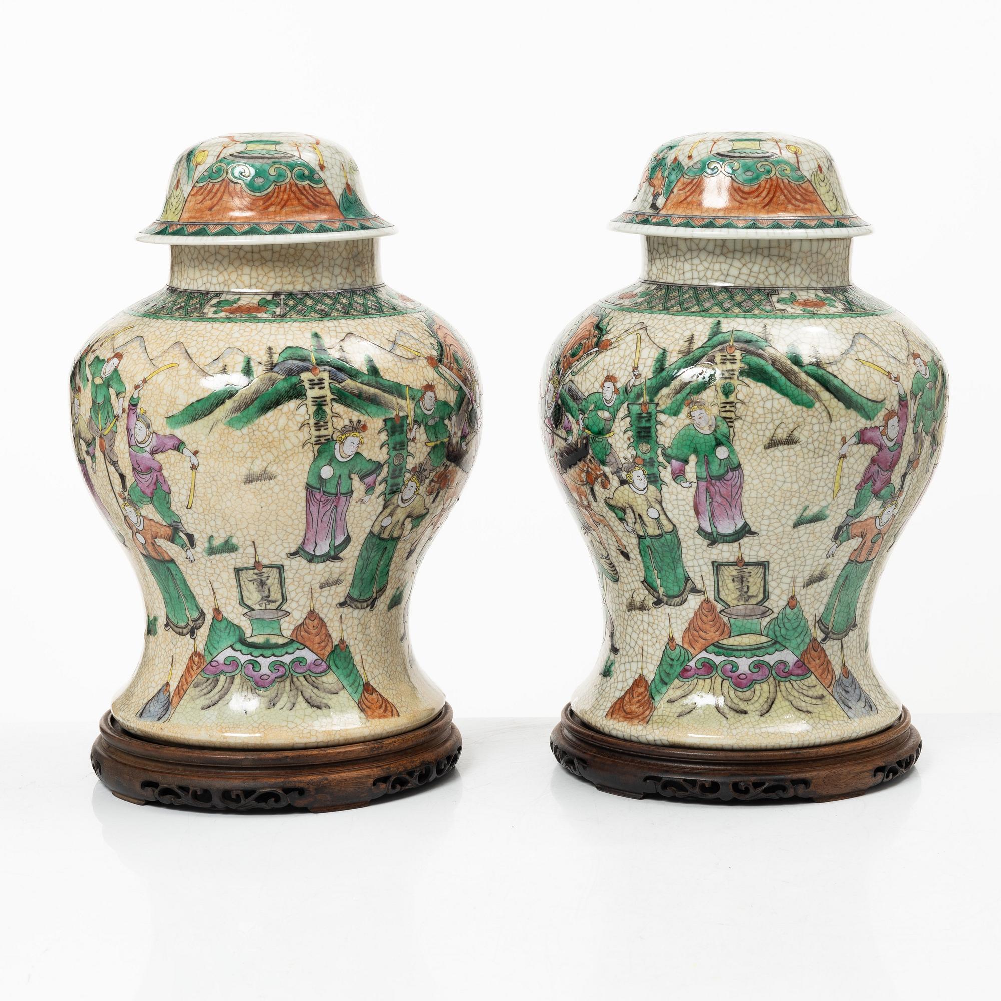 Urnor, ett par, Kina, Qingdynastis slut/omkring år 1900.