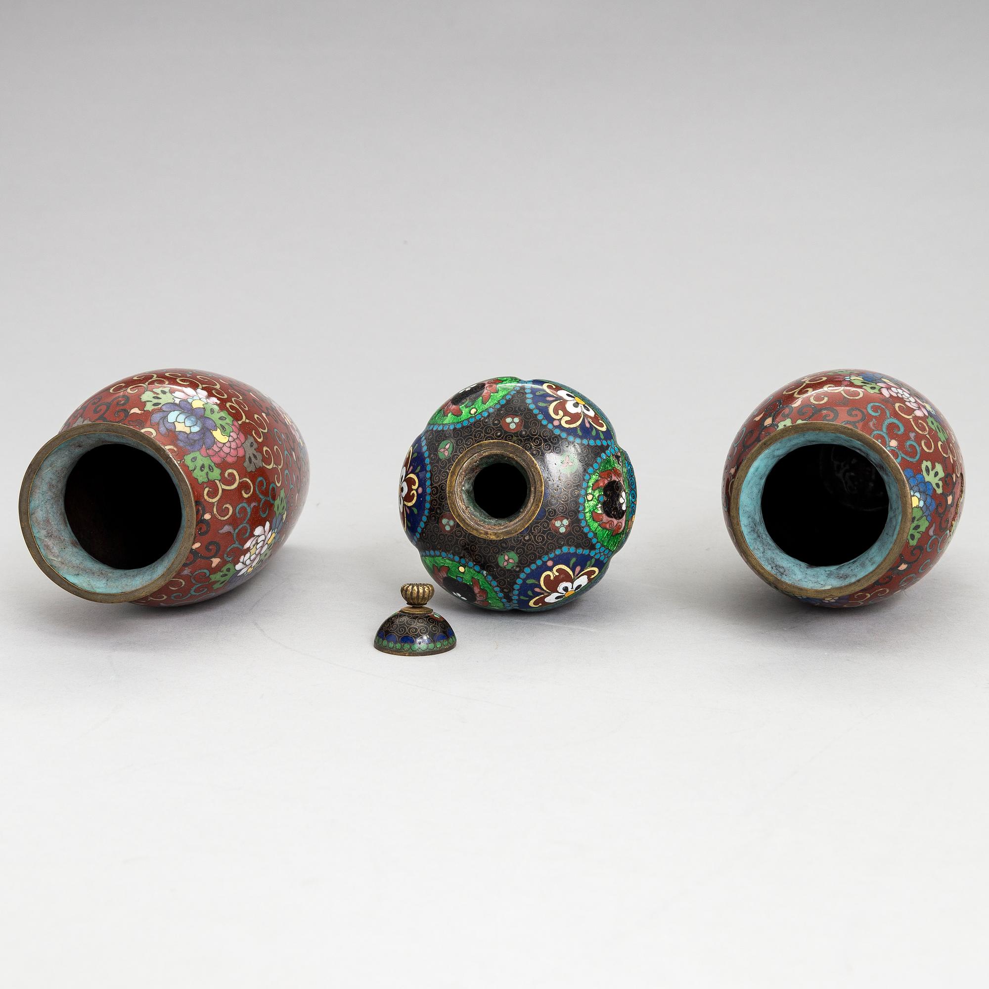 URNA och VASER, 2 st, cloissoné, Japan, tidigt 1900-tal.