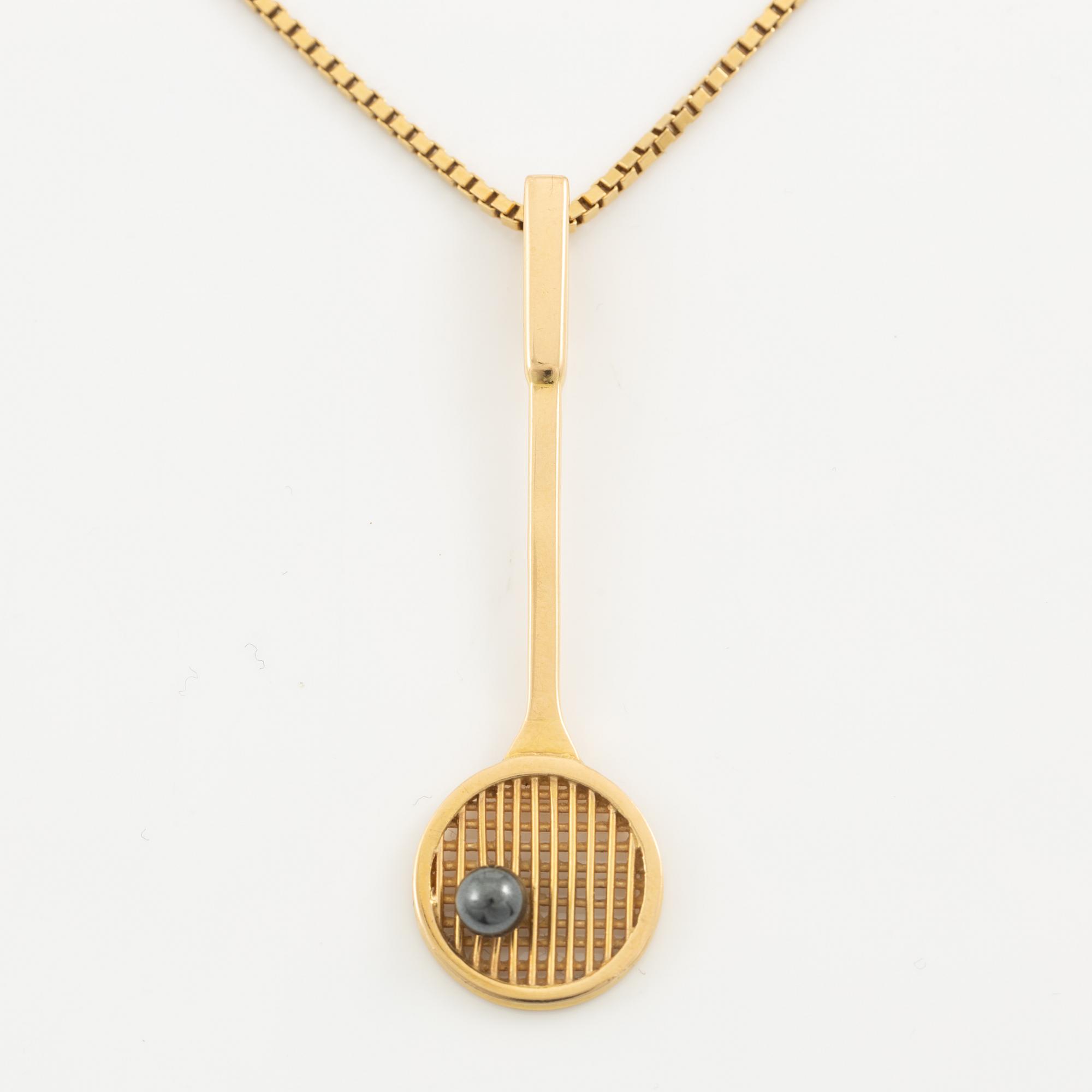Chain with pendant, in the shape of a squash racket, 18K gold.